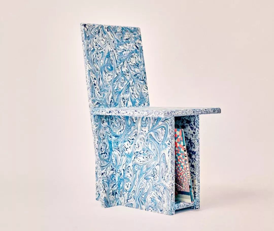 印尼工作室设计的塑料办公桌，取材于马尼拉排水沟的生活垃圾