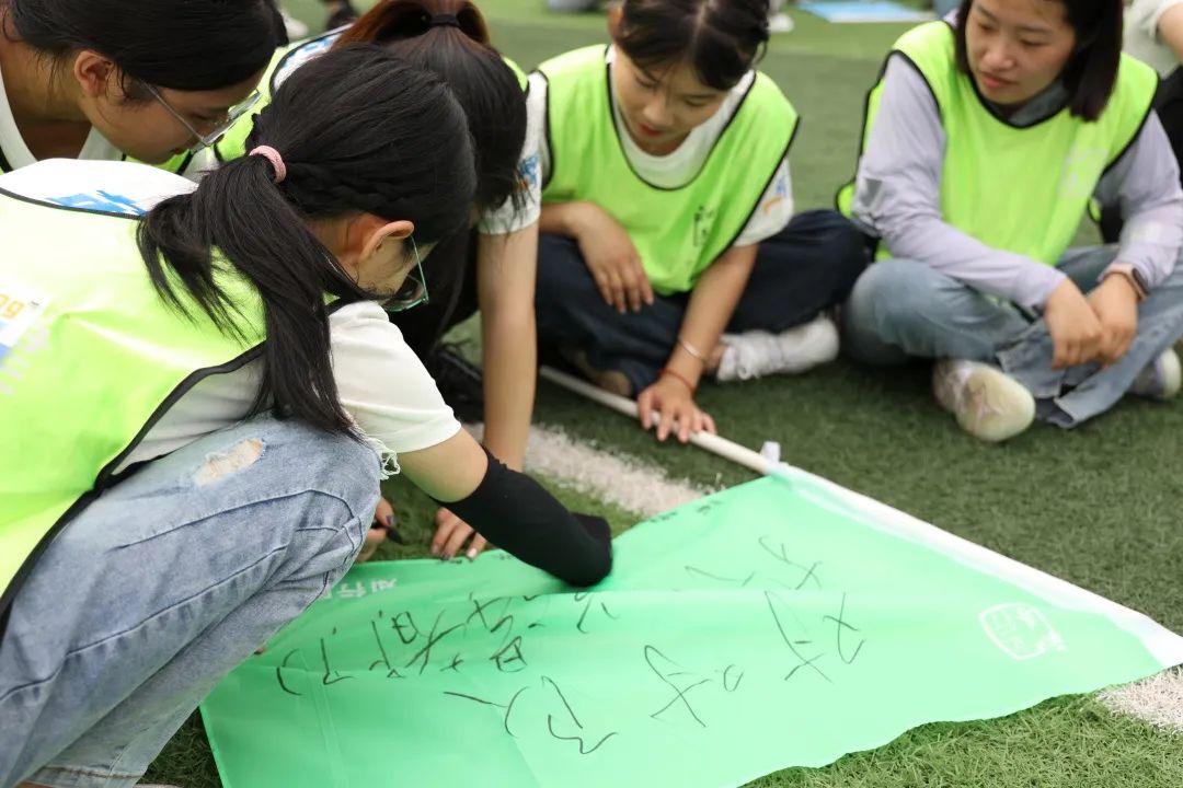 挥笔写下队名，许下对未来的期许